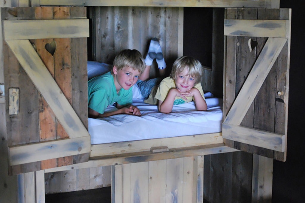 Featherdown Farms: Log Cabins