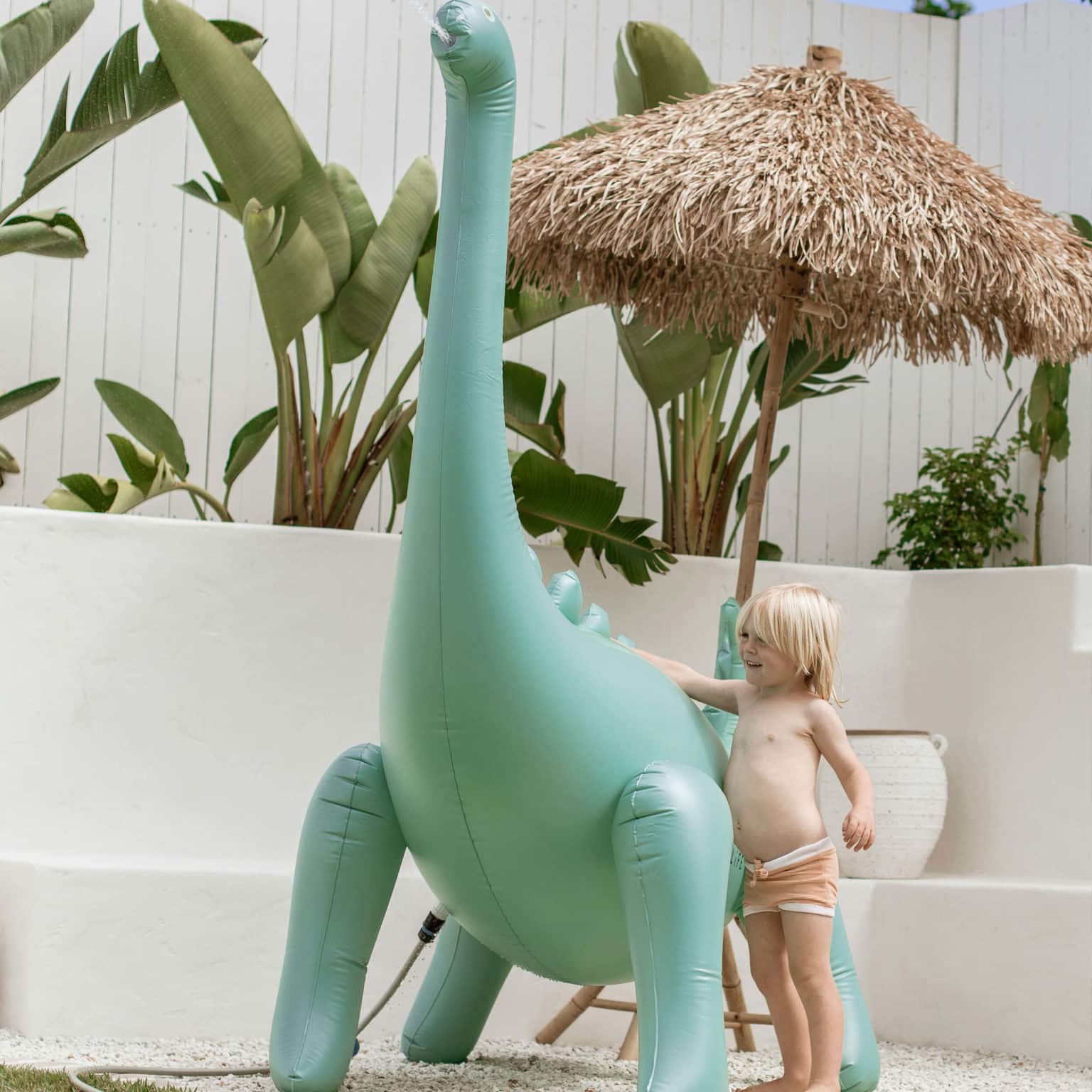 Jojo Maman Bébé Sunnylife Giant Inflatable Dinosaur Sprinkler £ Copy